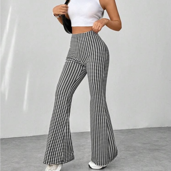 Black and White Houndstooth Print Flare Pants - Picture 5 of 6